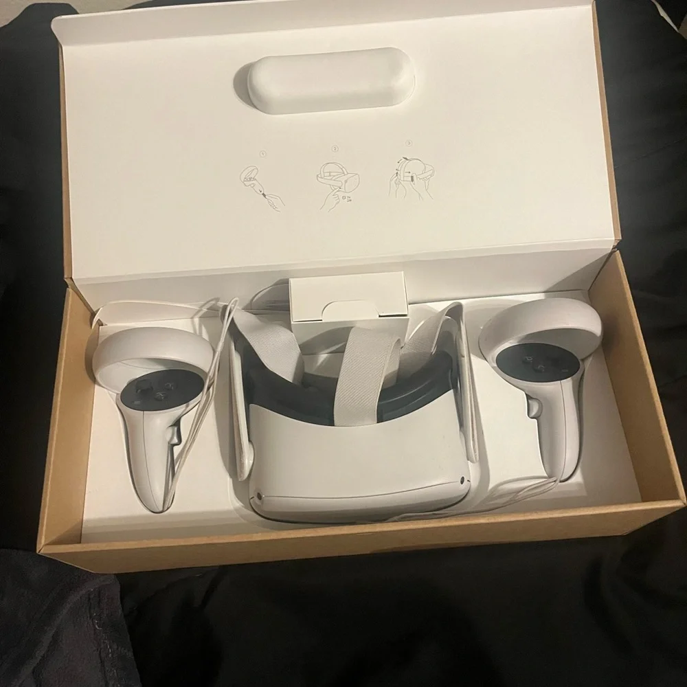 Oculus White VR Headset and Controllers